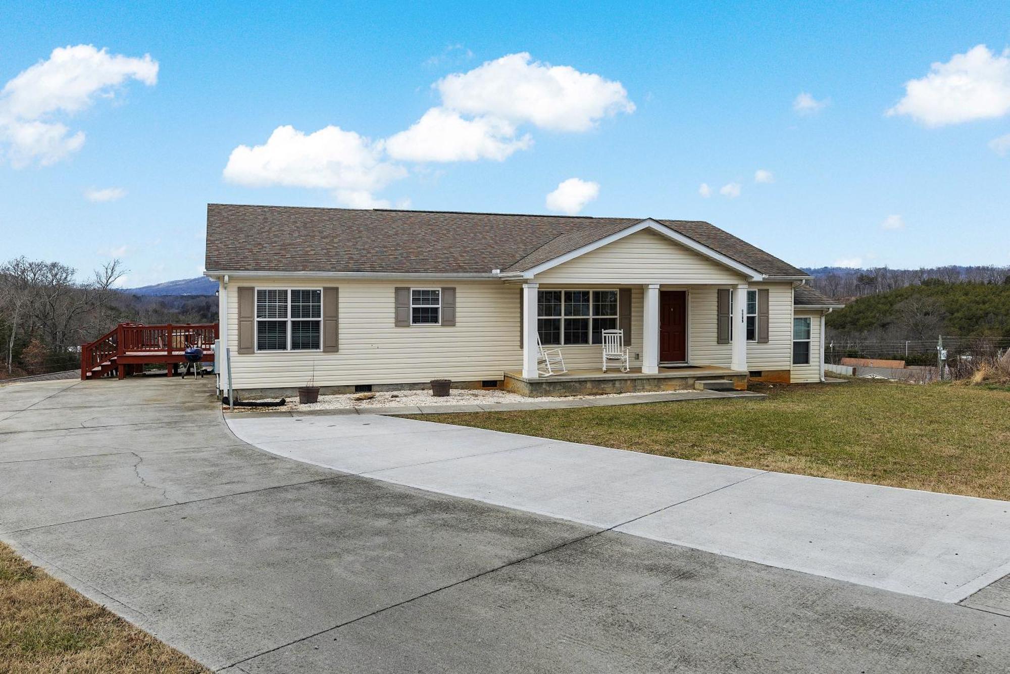 Scenic Views & Majestic Sunsets, Relax Like Home! Holiday home *